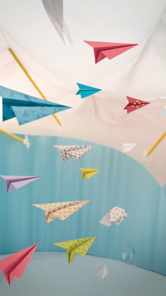 Papierflieger gehören zu den Klassikern, die immer funktionieren – und sie sorgen für jede Menge Spaß! Verwandelt das Basteln von Fliegern in einen aufregenden Wettbewerb.