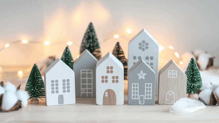 Weihnachtsdorf aus Holz basteln – so zauberst du eine kleine Winterwelt