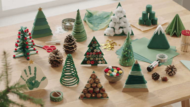 16 festliche Weihnachtsbaum Bastelideen für Kinder